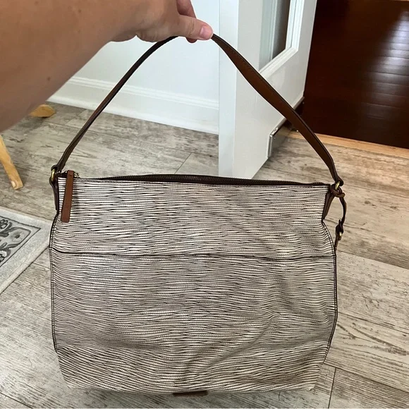 Authentic Fossil Women's Cowhide Leather Shoulder Bag w/Key Hobo Style EUC! - Picture 12 of 16